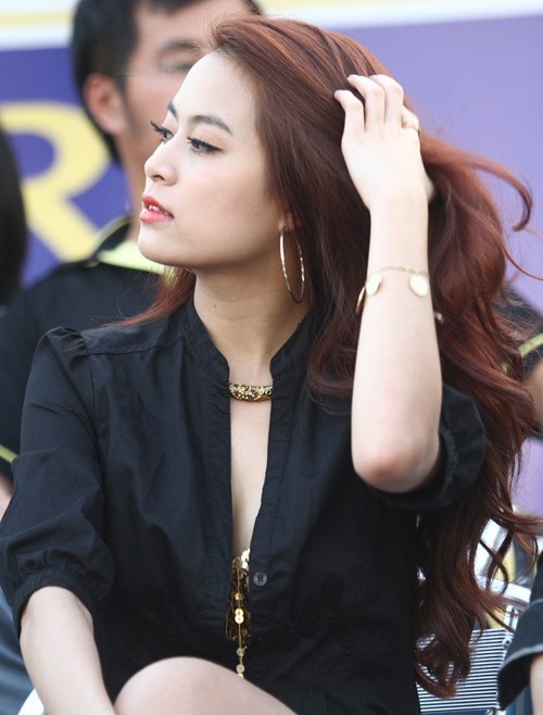 Nữ ca sĩ xinh đẹp Hoàng Thùy Linh bất ngờ xuất hiện tại Lễ khai mạc giải bóng đá Mini Hà Nội - Larue Cup 2012 chiều qua (18/5). Ban đầu, các khán giả trông thấy cô đều tưởng cô đén đây để cổ vũ một đội bóng nào đó.